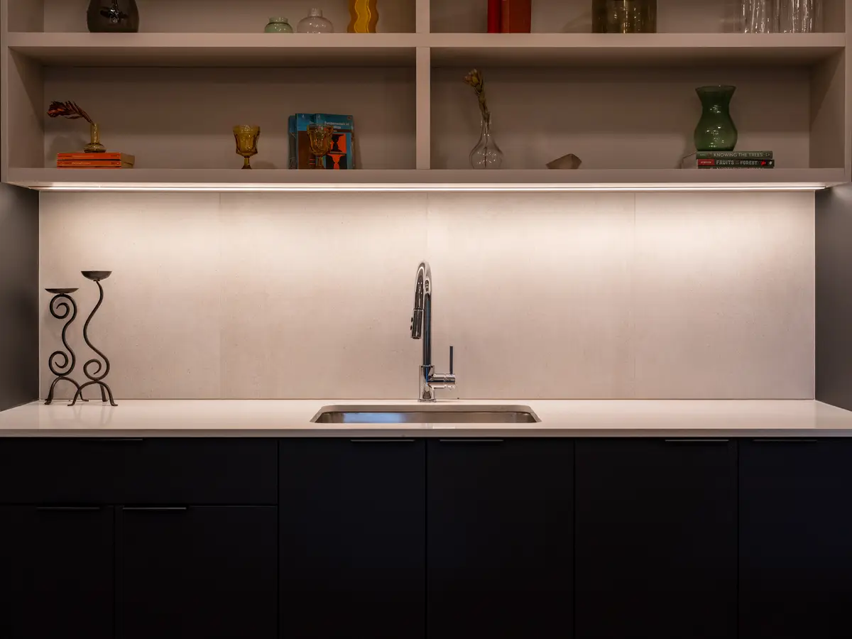 The kitchen sink under an open shelf