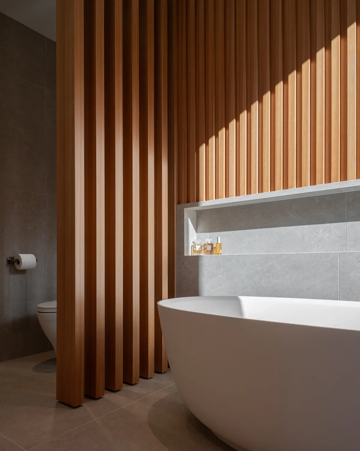 The freestanding tub and a wall of wood slats, Panorama Ridge, Whistler