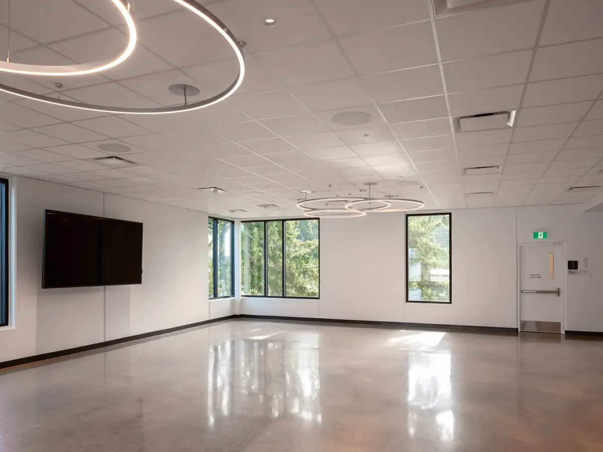 The same hall, a ring light in the ceiling and a window wall