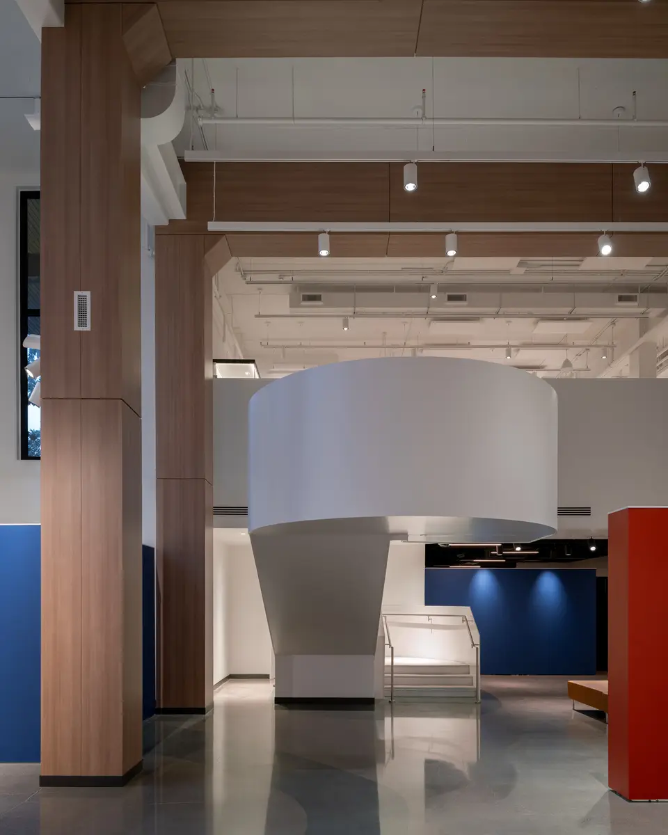 Columns around a white curved form in the exhibition hall